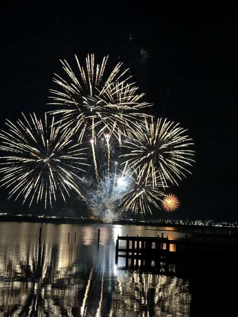 びわ湖に打ち上げられた花火