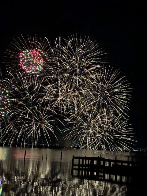 びわ湖に打ち上げられた花火