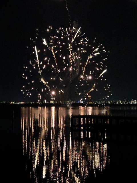 びわ湖に打ち上げられた花火