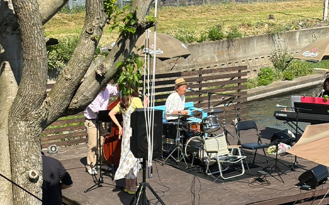 びわ湖沿いでのライブ