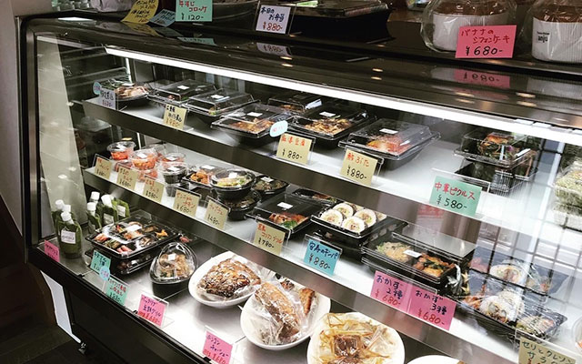 店内玄関のショウケ－ス