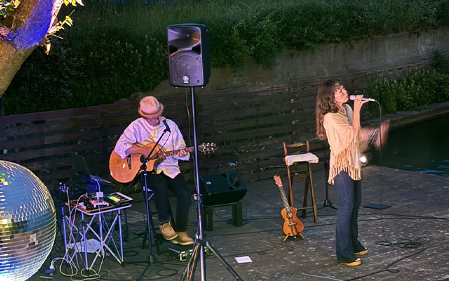 びわ湖でライブ