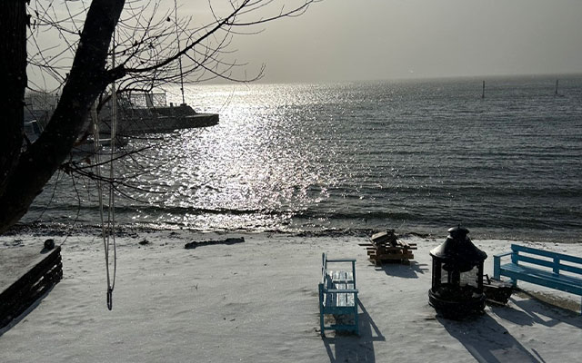 テラスキッチンアンジュからの琵琶湖の冬景色