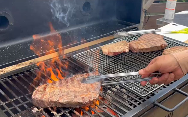 びわ湖湖岸でバーベキュー